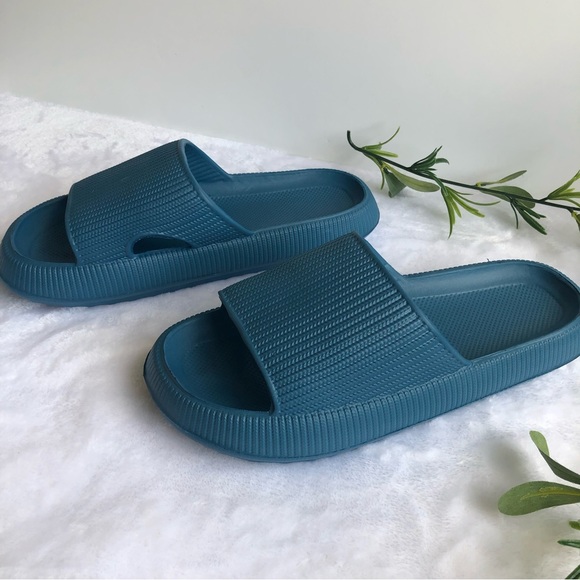 Women’s Blue Lightweight Non-Slip Slides/Slippers, Size 8, NWOT - Picture 2 of 4